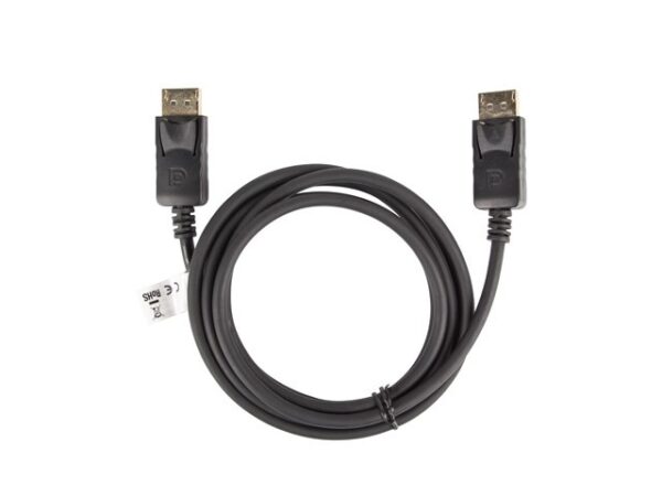 Kabel DisplayPort 4K Lanberg rozłożony, oba wtyki DP obok siebie i etykieta na przewodzie