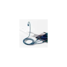 Kabel 3w1 Baseus podłączony do ładowarki w listwie i ładujący dwa telefony jednocześnie
