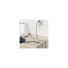 Niebieski kabel 3w1 Baseus na biurku, ładujący powerbank i telefon z jednego portu USB