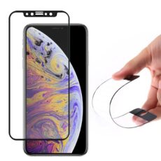 Szkło hartowane iPhone 11 / XR nałożone na ekran oraz dłoń wyginająca elastyczną folię szklaną