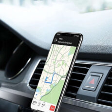 Smartfon przymocowany do uchwytu magnetycznego Alogy w kratce samochodowej