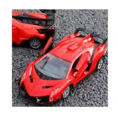 Zdalnie sterowany samochód w kolorze czerwonym z uchylnymi drzwiami