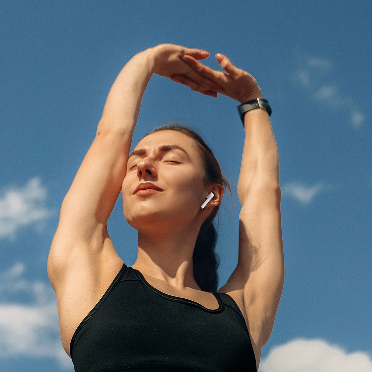 Kobieta rozciągająca ręce w słuchawkach bezprzewodowych Dudao U14+ TWS