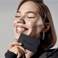 Kobieta z kartą Tangem