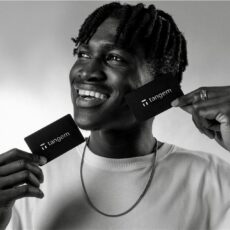 Mężczyzna z kartą Tangem