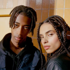 Założone słuchawki Marshall Major