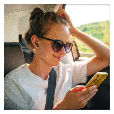 Słuchawki Tronsmart Sounfii podczas podróży