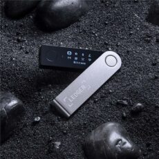 Ledger Nano X na piasku