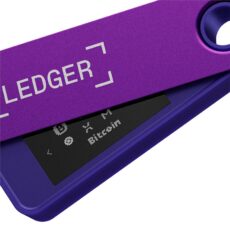Ekran urządzenia Ledger Nano S Plus z przyciskami potwierdzającymi transakcję