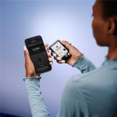 Ledger Nano 5 Gen w ręce z smartfonem