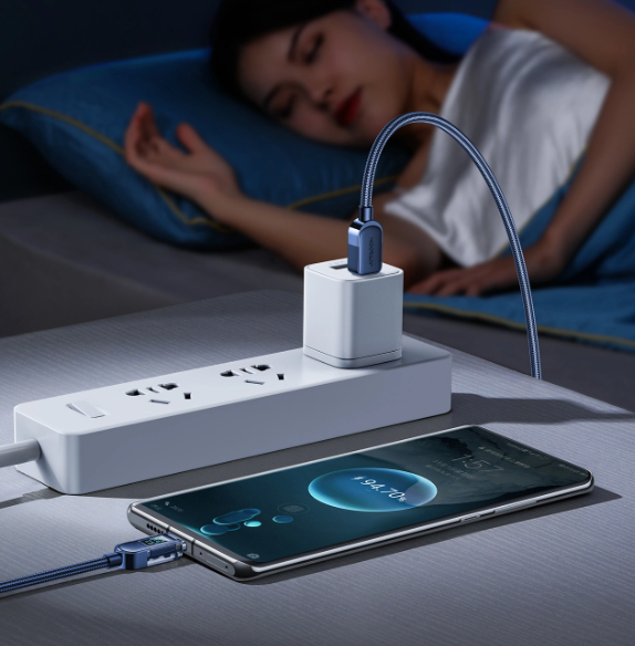 Kabel USB-C do USB-C w oplocie niebieski podłączony do ładowarki Kabel USB-C do USB-C w oplocie niebieski podłączony do ładowarki