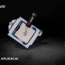 Zbiornik pasty Savio GLACIER TG-03 w strzykawce dozuje pastę na procesor. Zdjęcie ilustruje łatwą aplikację pasty.