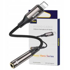 Grupowe zdjęcie adaptera audio marki Boste z Lightning na mini jack 3.5mm na tle oryginalnego biało-niebieskiego opakowania Music Hero Series.