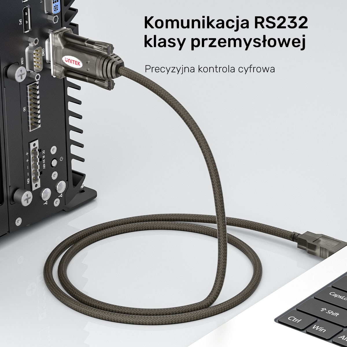 Konwerter przemysłowy RS232 Unitek Y-1105D w użyciu Przewód szeregowy Unitek Y-1105D podłączony do komputera przemysłowego oraz laptopa – stabilna komunikacja RS232 klasy przemysłowej.