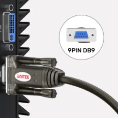 Zbliżenie na wtyczkę 9PIN DB9 kabla Unitek podłączoną do portu COM2, obok schemat rozmieszczenia pinów wejściowych DB9.