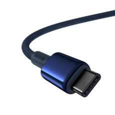 Zbliżenie na granatowy wtyk USB-C kabla Baseus Tungsten Gold w lustrzanym wykończeniu