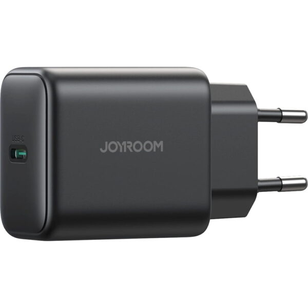 Kompaktowe wymiary ładowarki GaN Joyroom JR-TCG13 45W w porównaniu z dłonią