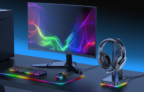 Stojak ONIKUMA ST-2 ze słuchawkami na biurku gamingowym obok monitora, klawiatury i myszy RGB