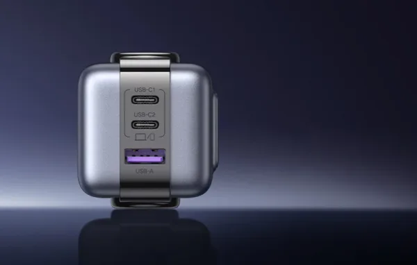 Zbliżenie na porty ładowarki UGREEN Nexode RG: USB-C1 i USB-C2 u góry oraz fioletowe gniazdo USB-A pod nimi