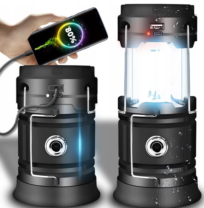 Lampa kempingowa Retoo – funkcja powerbanku i odporność na zachlapanie Czarna lampa kempingowa Retoo ładująca telefon przez USB oraz druga sztuka rozsunięta, pokryta kroplami wody