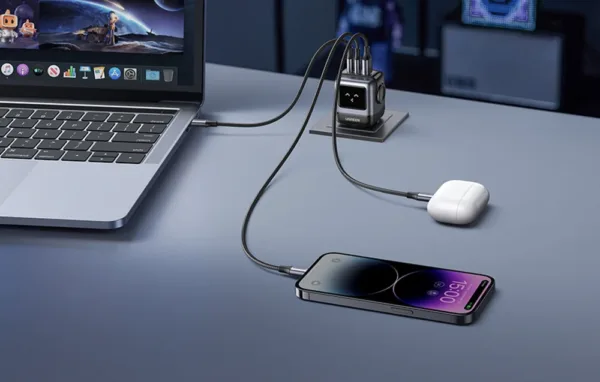 Ładowarka UGREEN Nexode RG w gniazdku zasila jednocześnie laptopa, smartfon i słuchawki bezprzewodowe