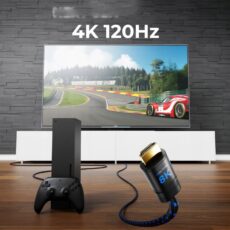 Konsola do gier podłączona kablem deleyCON 8K do telewizora wyświetlającego wyścig w 4K 120 Hz