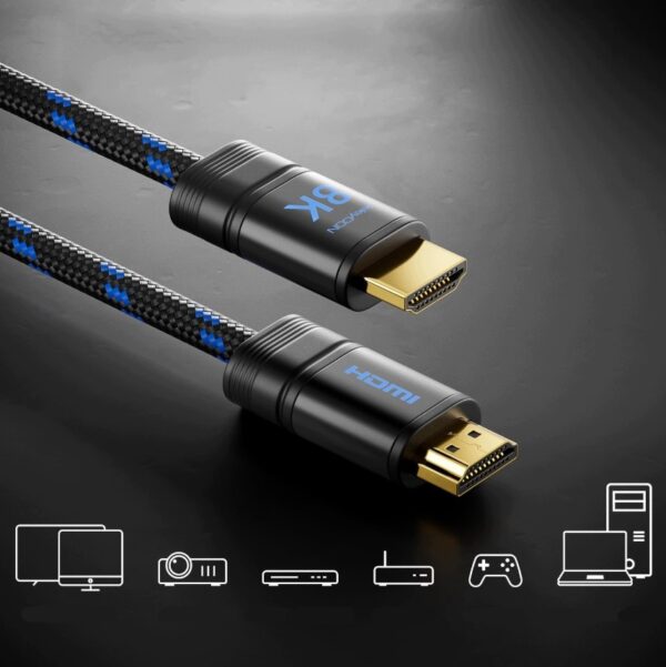 Zbliżenie dwóch wtyków kabla deleyCON 8K w czarno-niebieskim oplocie oraz ikony telewizora, projektora, konsoli i komputera