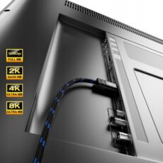 Kabel deleyCON 8K w czarno-niebieskim oplocie wpięty w gniazdo HDMI z tyłu telewizora