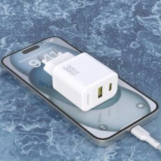 Ładowarka Dudao A27TC leżąca na smartfonie, widać porty USB-A i USB-C oraz napis 30W GaN – wizualizacja wygenerowana przez AI