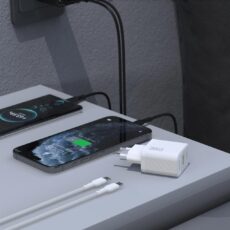 Ładowarka Dudao A27TC wpięta w gniazdko ładuje telefon na biurku, obok zwinięty kabel USB-C – wizualizacja wygenerowana przez AI