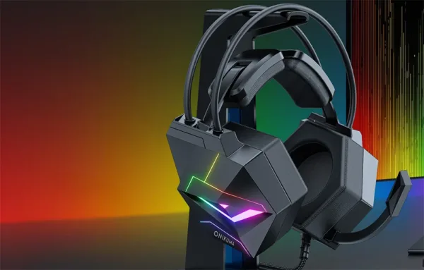 Słuchawki Onikuma X20 zawieszone na stojaku przed monitorem z podświetleniem RGB
