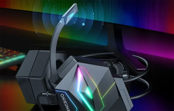 Zbliżenie na końcówkę mikrofonu słuchawek Onikuma X20 z niebieskim podświetleniem, w tle monitor i klawiatura RGB
