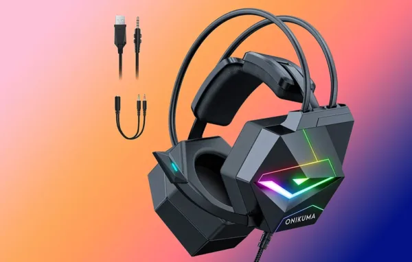 Słuchawki Onikuma X20 na kolorowym tle wraz z przewodem zakończonym wtykiem USB i jack 3,5 mm oraz rozdzielaczem audio