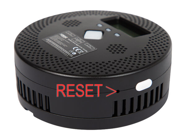 Bok czujnika czadu Xtreme TC30 z oznaczonym otworem przycisku RESET