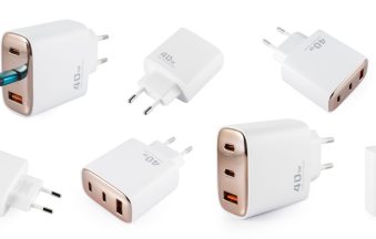 Biała wieloportowa ładowarka sieciowa GaN z podłączonym kablem USB-C
